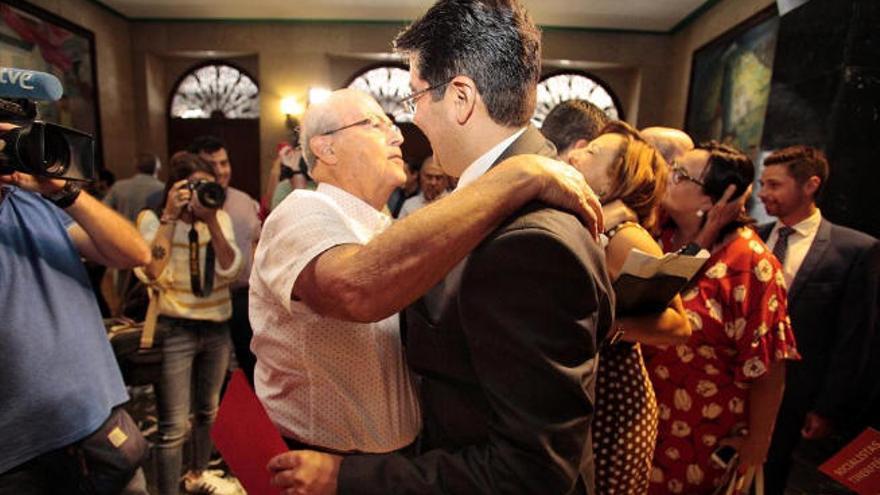 Pedro Martín saluda a Segura Clavell tras ser elegido presidente del Cabildo Insular de Tenerife.