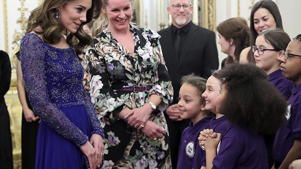 Kate Middleton durante su encuentro con niños en el palacio de Buckingham