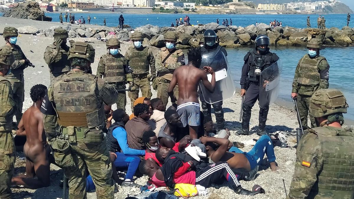 El asalto a las fronteras mantiene en tensión a toda la ciudad de Ceuta
