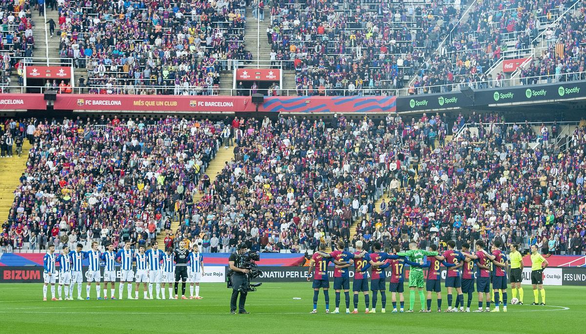 Minuto de silencio en Montjuic por las víctimas del Dana durante el derbi