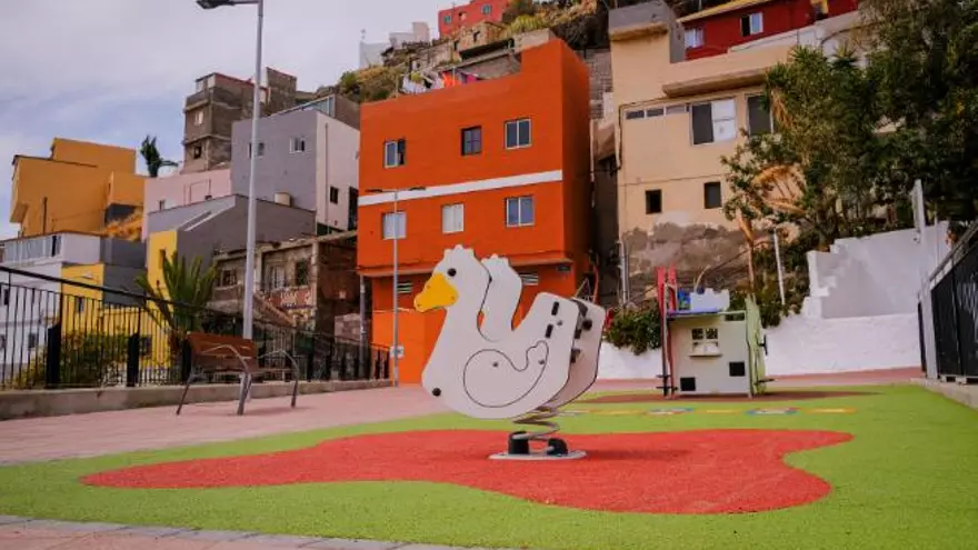 El Ayuntamiento de Santa Cruz instala una nueva área infantil en La Llavita