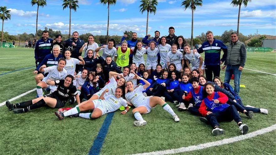 La plantilla y cuerpo técnico del Córdoba CF Femenino celebra el pasado triunfo ante el Oviedo.