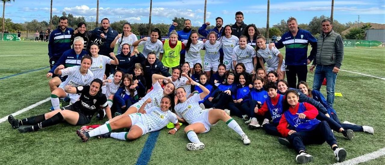 La plantilla y cuerpo técnico del Córdoba CF Femenino celebra el pasado triunfo ante el Oviedo.