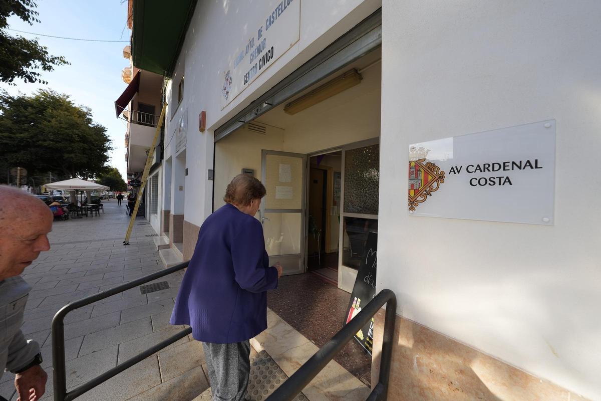 Centro cívico de Crèmor, oficialmente, en el paseo Morella, con el cartel de avenida Cardenal Costa.