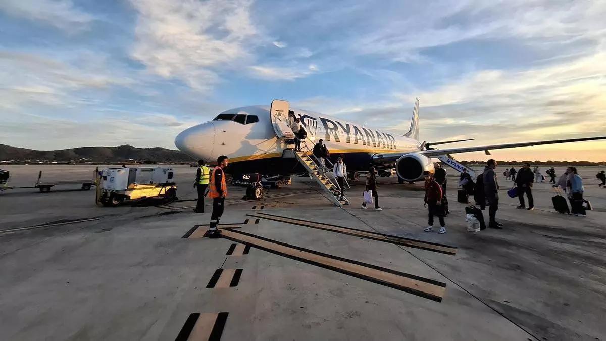 Avión de Ryanair en el aeropuerto de Ibiza