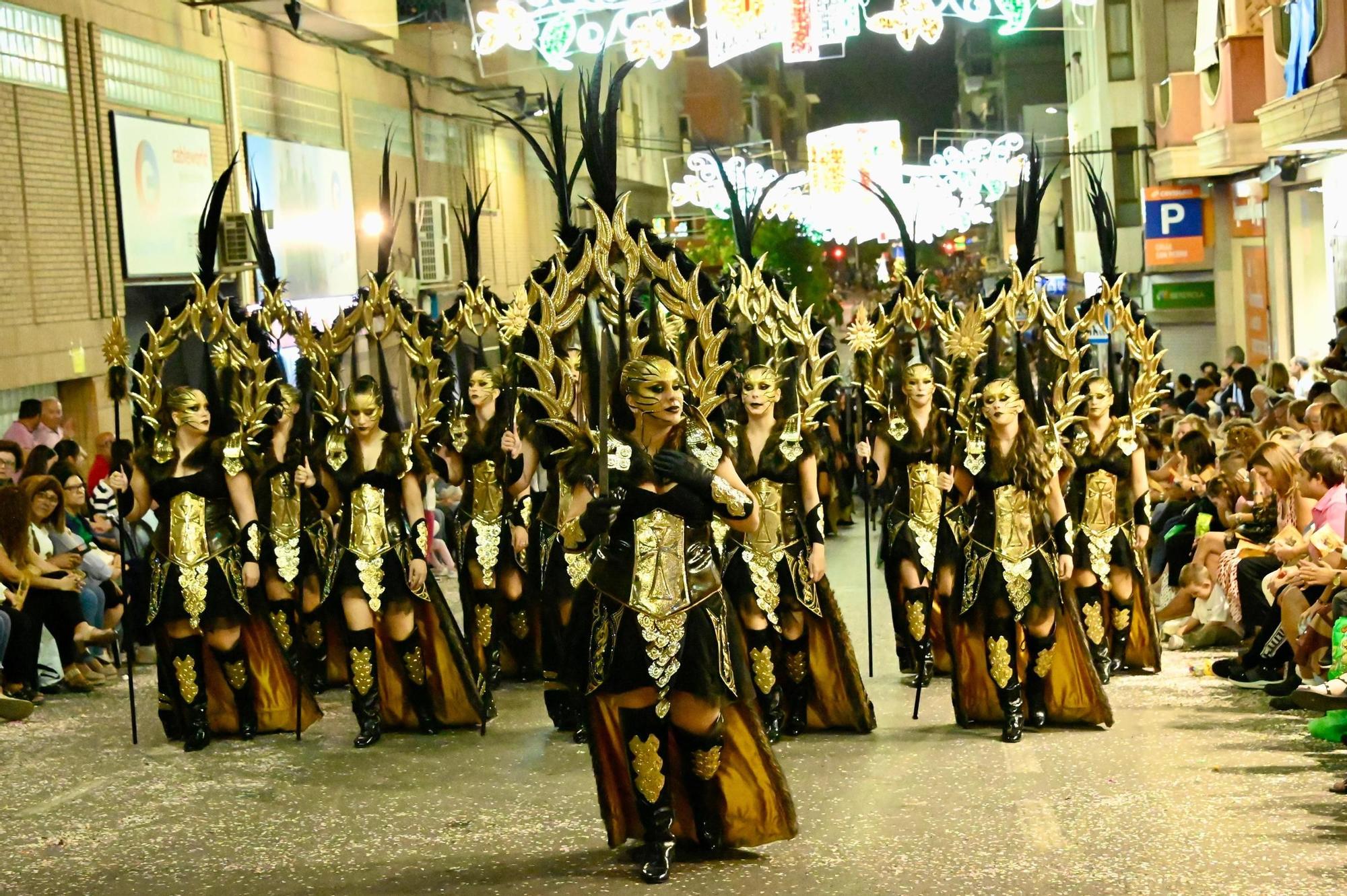 Dragones de San Jorge corona una Entrada Cristiana en Crevillent con un boato de 1.300 participantes