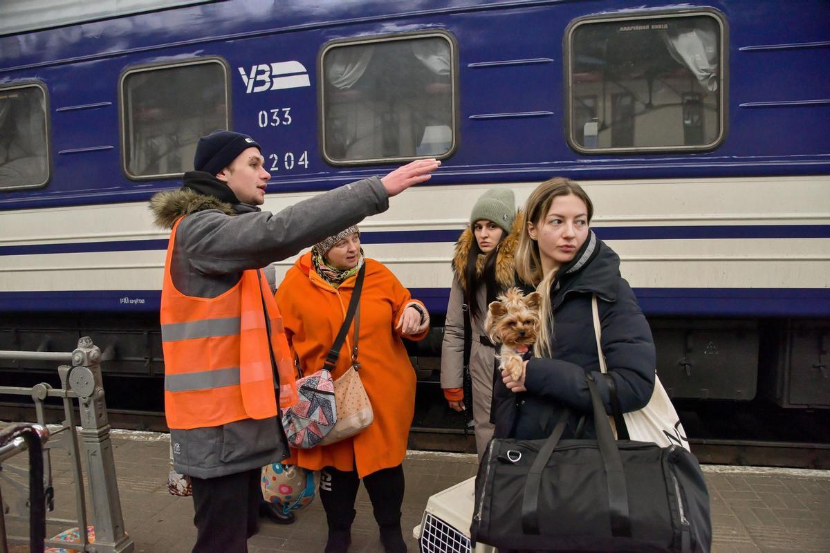 Lviv (Ukraine), 07/03/2022.- Ukrainian refugees at the train station in Lviv, western Ukraine, 07 March 2022. According to the United Nations (UN), at least 1.5 million people have fled Ukraine to neighboring countries since the beginning of Russia’s invasion on 24 February. (Rusia, Ucrania) EFE/EPA/VITALIY HRABAR POLAND OUT