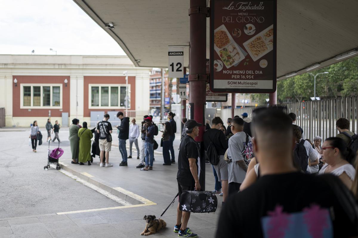 Varias personas en la estación de autobuses 'Fabra i Puig' por la avería de Rodalies, a 12 de mayo de 2024, en Barcelona, Catalunya (España)