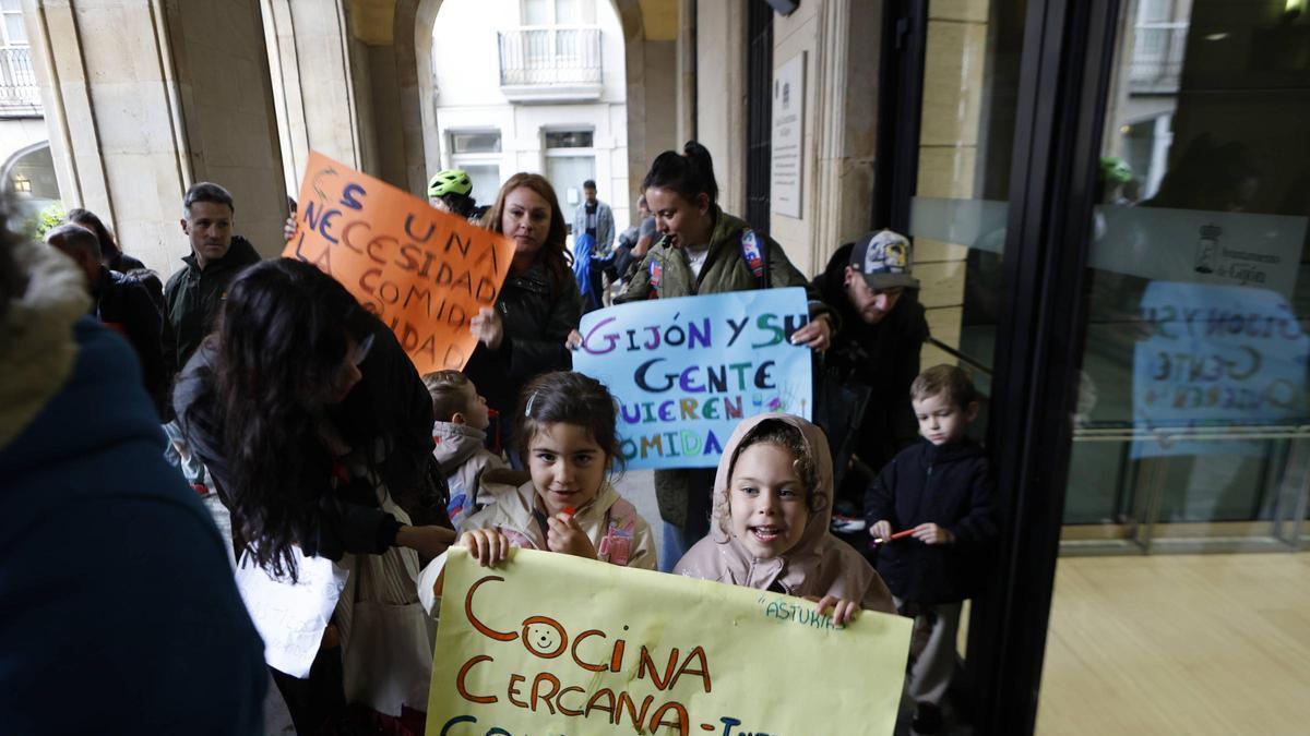 Niños durante una protesta ante el Ayuntamiento por mejoras en los comedores escolares.