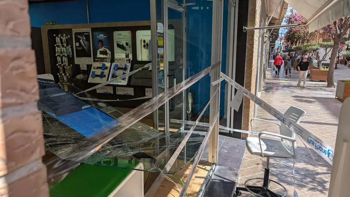 Rompen con trapas de alcantarilla la fachada de una tienda de telefonía de Ontinyent para robar de madrugada