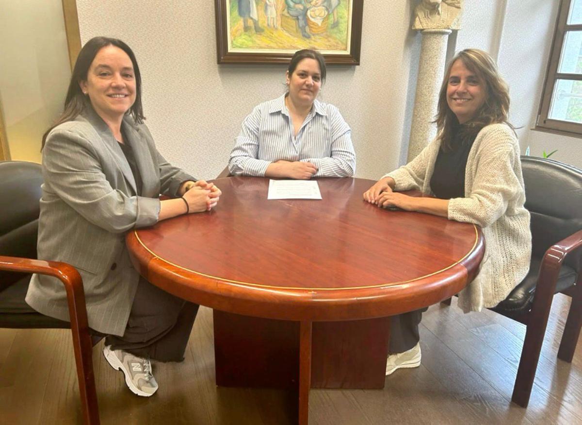 Natalia Salgado Rodríguez junto a la alcaldesa y la concejala.