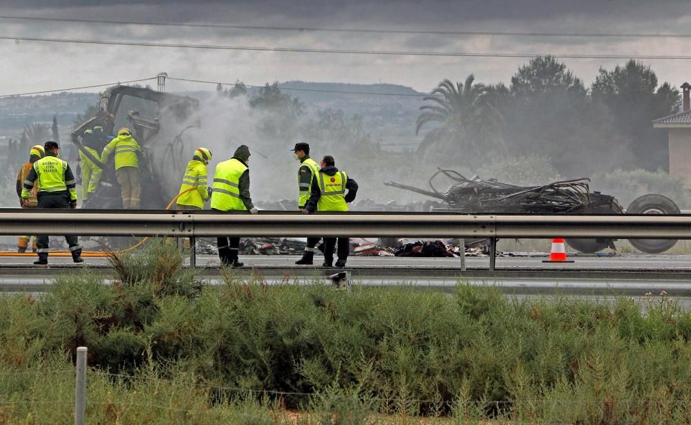 El accidente de la A-7 ha causado tres fallecidos y ha obligado a desviar el tráfico.