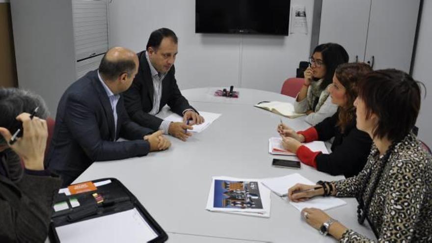 El diputado de Promoción Económica, Salvador Aguilella, junto a miembros del proyecto.