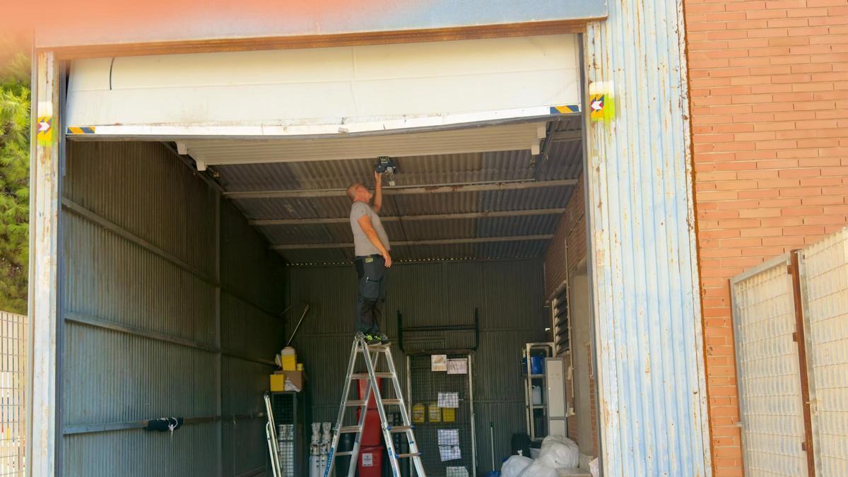 Un operario revisa la puerta rota en el centro de Salud de Santa Lucía este lunes