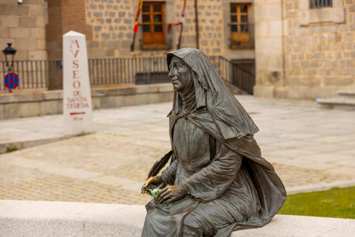 Estatua de Santa Teresa afuera de su basílica en Ávila.
