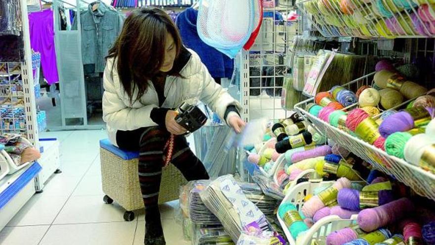 Una mujer china en un bazar de la ciudad.