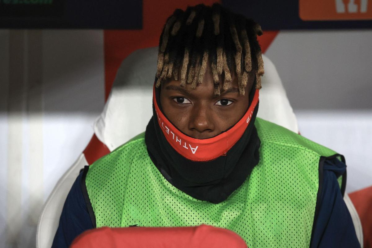 PRAGUE (Czech Republic), 25/11/2025.- Athletic Club's Nico Williams sits on the substitutes’ bench prior to the UEFA Champions League league phase match between Slavia Praha and Athletic Cub in Prague, Czech Republic, 25 November 2025. (Liga de Campeones, República Checa, Praga) EFE/EPA/MARTIN DIVISEK. slavia praga . athletic bilbao. liga campeones 2025/2026 slavia praga . athletic bilbao. 05. accion. eden arena
