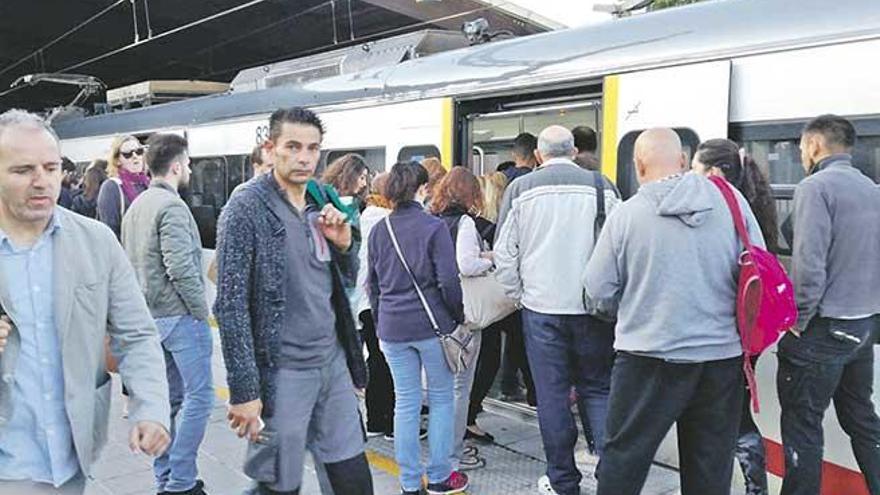 Un grupo de usuarios espera para subir al ferrocarril, ayer en la estación de Inca.