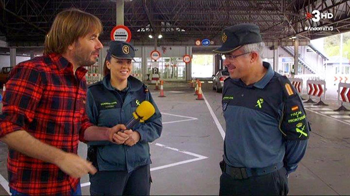 Quim Masferrer con los guardias de la frontera de Andorra (TV-3).