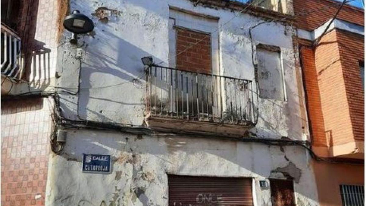 Inmueble de viviendas sin acabar en el barrio desde hace años y paralizado. | L-EMV