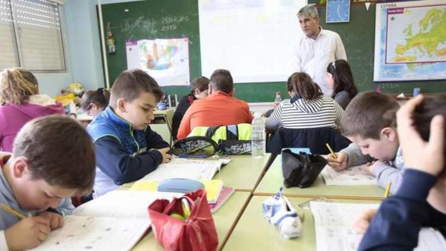 El tutor de 5º del Sobreira de Valadares de Vigo, uno de los coles elegidos, en una clase del plan. // A. Irago