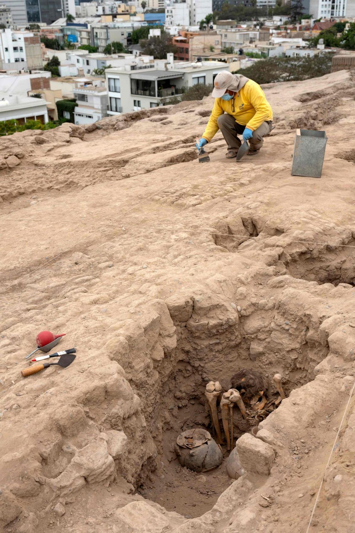 Descubierta una momia perteneciente a la cultura preinca Ychsma enterrada en una cámara funeraria poco profunda en una excavación en la Huaca (Santuario) Pucllana, en el corazón de una zona residencial del distrito de Miraflores en Lima, el 5 de septiembre de 2023. Los Ychsma se formaron alrededor del año 1100 d.C. tras la desintegración del Imperio de la Guerra, cuya autonomía duró hasta alrededor de 1450, cuando fueron absorbidos por el Imperio Inca que vivía en lo que ahora se considera el Perú central.