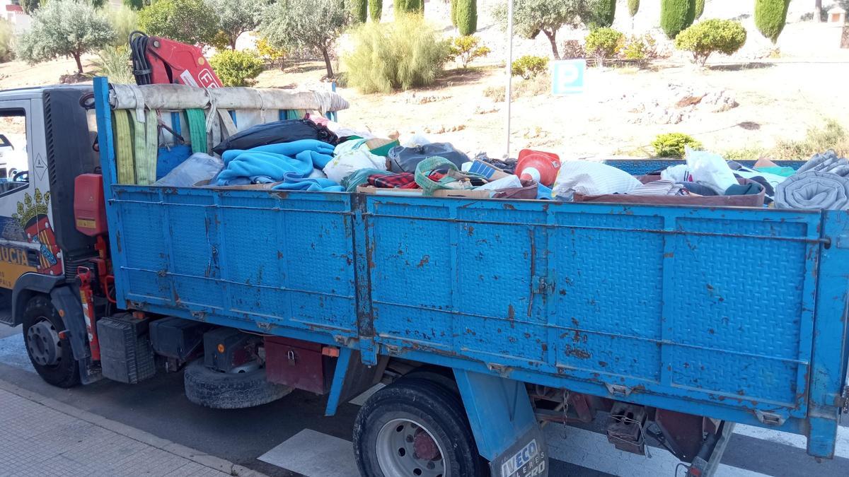 Recogida de los más de 4.000 kilos de materiales que se han recolectado en La Nucia