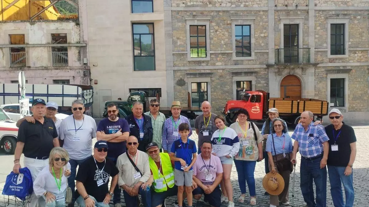 Pasión por el motor clásico en Salas con la exhibición de 45 automóviles y camiones antiguos: "Atrae a mucha gente por añoranza"