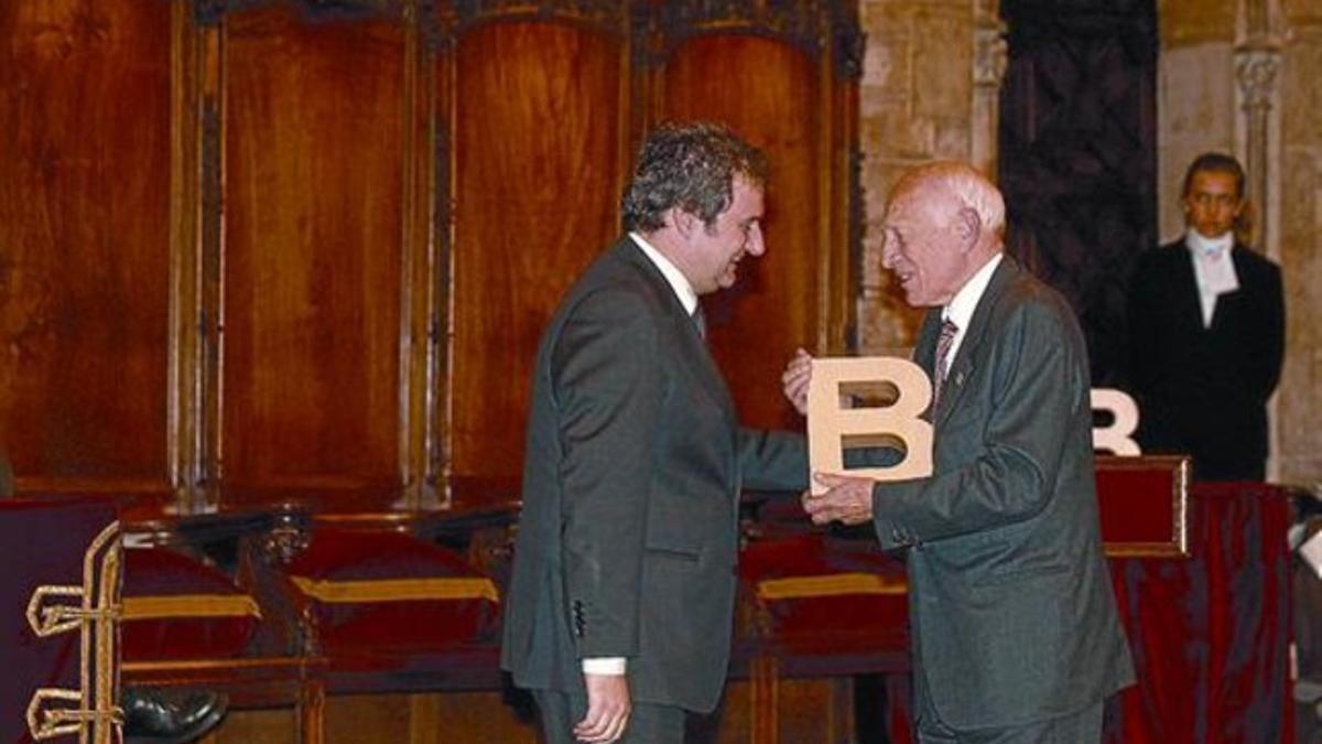 Seguidor de Gaudí 8 Jordi Hereu da a Jordi Bonet el premio de arquitectura Ciutat de Barcelona, ayer.