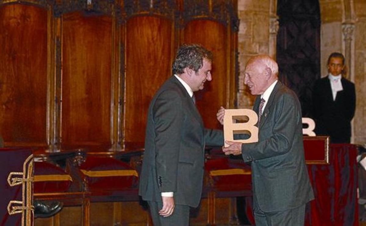 Seguidor de Gaudí 8 Jordi Hereu dóna a Jordi Bonet el premi d’arquitectura Ciutat de Barcelona, ahir.