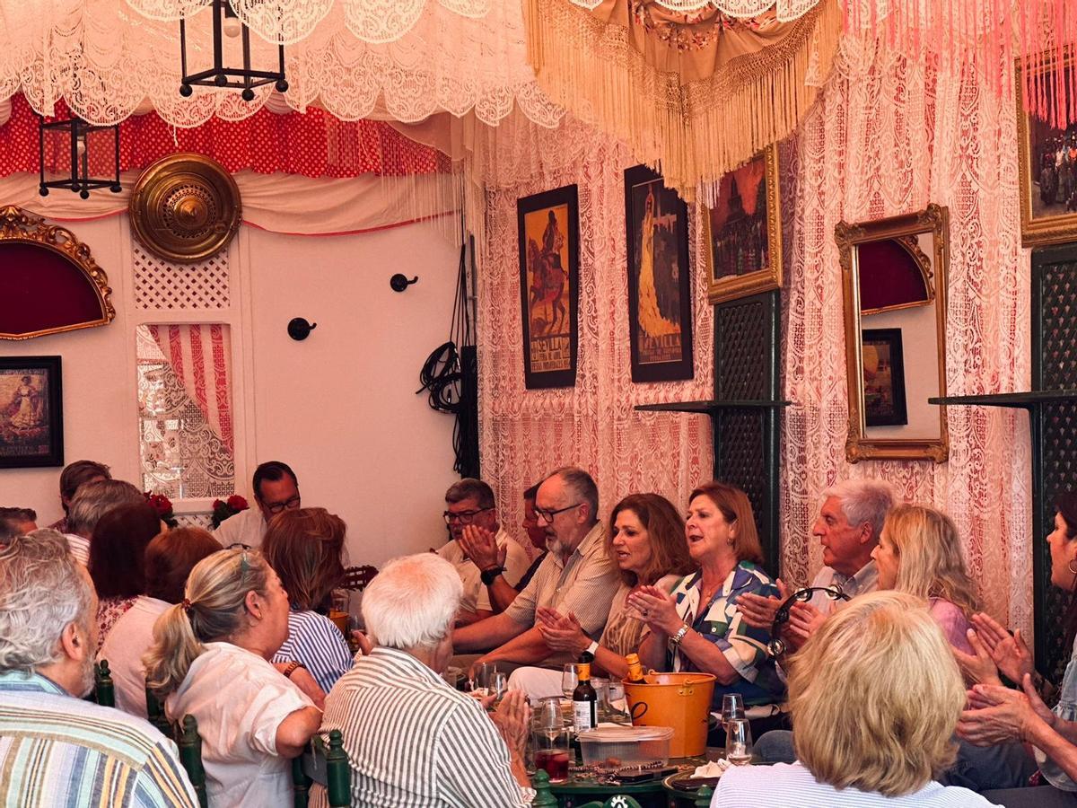 Los socios de la caseta Alber y Son disfrutan cantando por sevillanas en la preferia del Real.