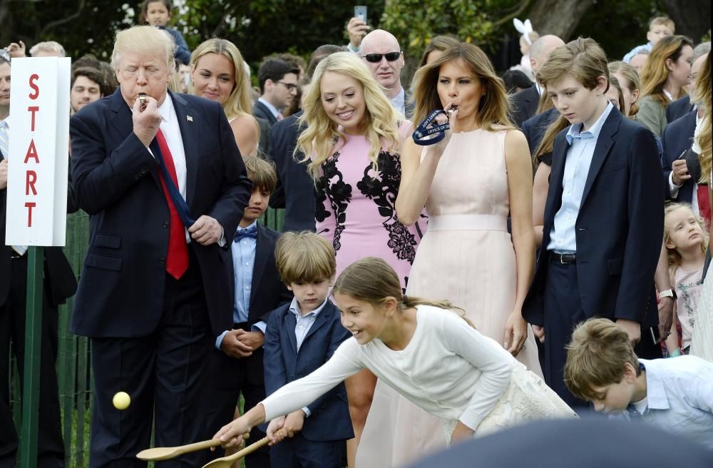 El presidente de Estados Unidos, Donald Trump, y la primera dama, Melania Trump, han participado este lunes en su primera carrera de huevos de Pascua desde que llegaron a la Casa Blanca.