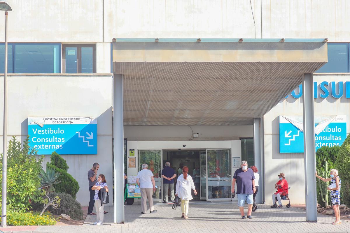 Acceso a las consultas externas de Torrevieja