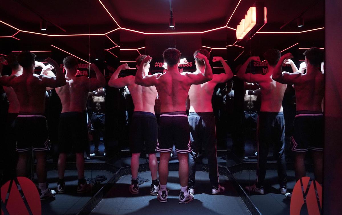 Jóvenes en un gimnasio.
