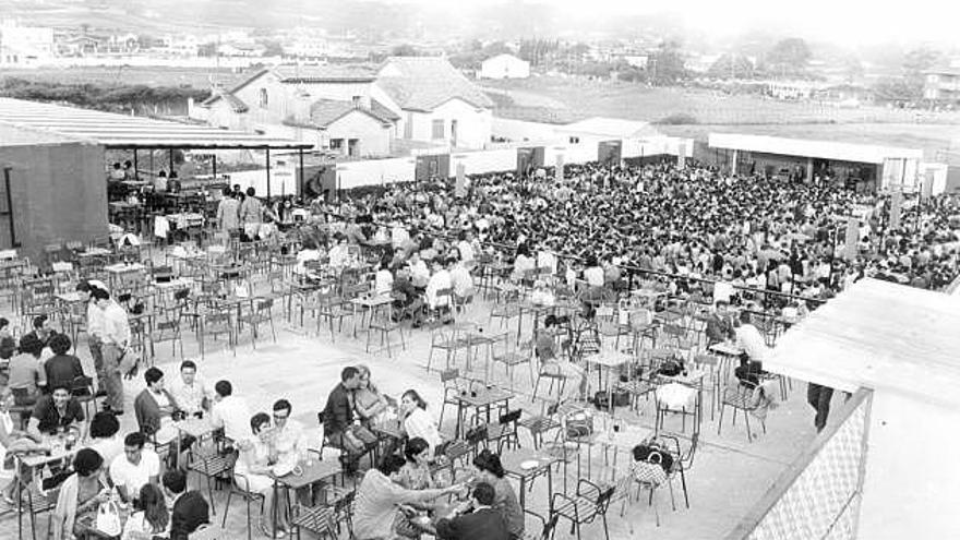 El Parque del Piles, a finales de los años sesenta del siglo pasado, durante una actuación. A la derecha, portada del «single» de Julio Iglesias «Gwendolyne».