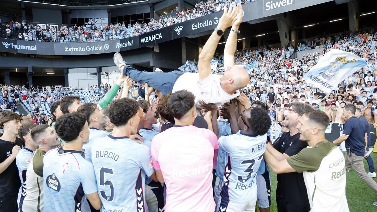 La celebración del ascenso del Celta Fortuna a Segunda División con el entrenador Fredi Álvarez manteado.