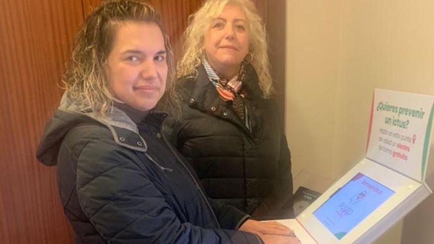 La alcaldesa y la teniente de alcalde de Aspariegos, Beatriz Gil y María Teresa Escalante, prueban el punto de salud de Pulso Vital. | Cedida