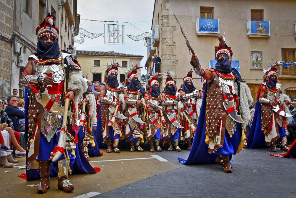 La Filà Marroks, con su capitán Rafael Ortiz, abrió paso a las huestes de la media luna ante la multitud