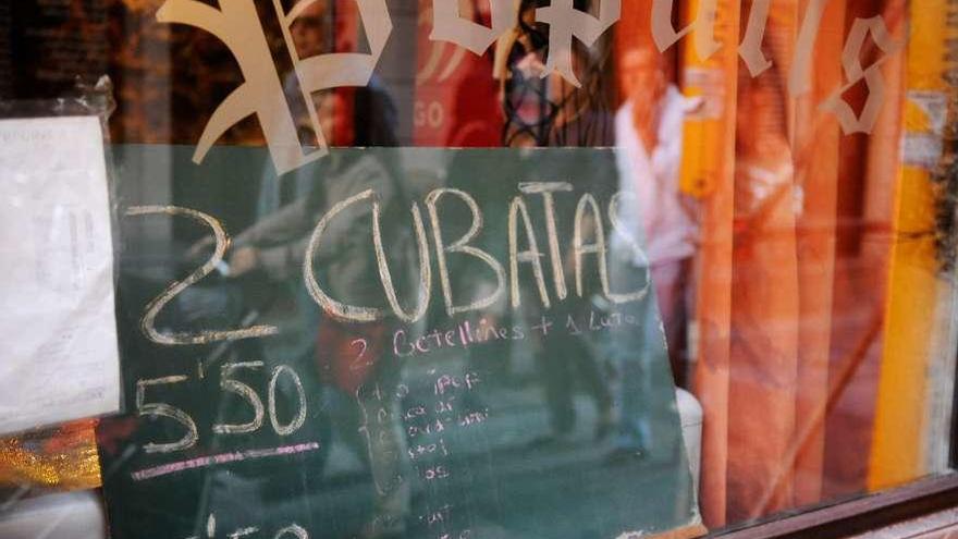 Un cartel con una promoción en un bar. // Victor Echave