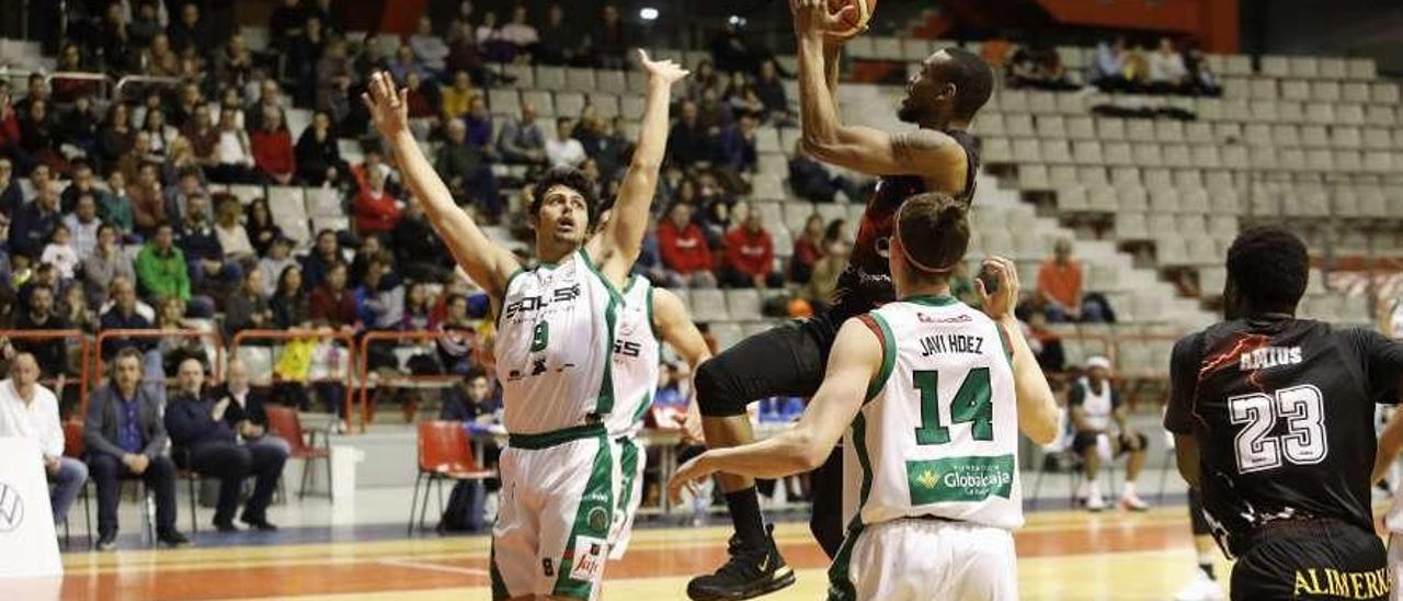 Reynolds, entrando a canasta ayer ante La Roda.