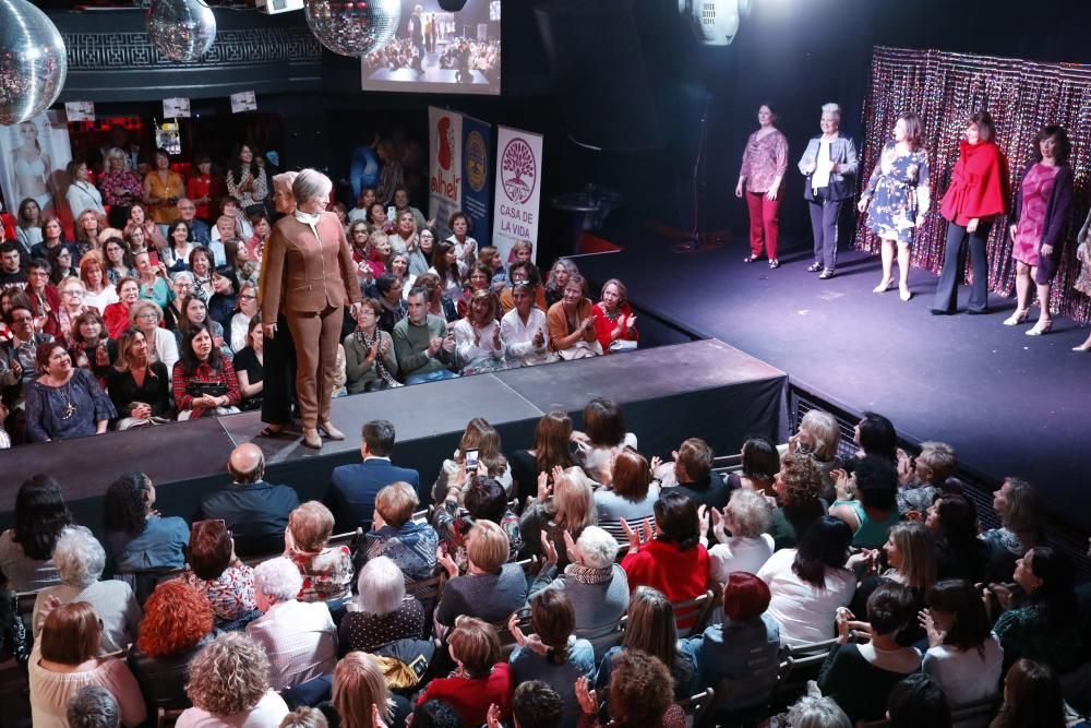 Desfile de mujeres de la Casa de la Vida en Gijón