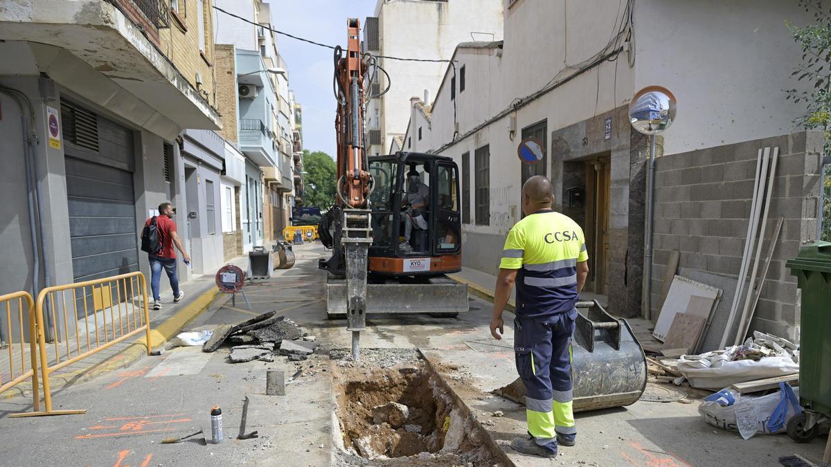 Obras de reconstrucción de alcantarillado en Paiporta.