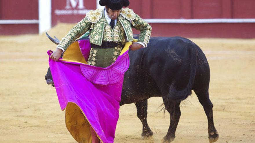 El diestro Morante de la Puebla durante la lidia de su primer toro.