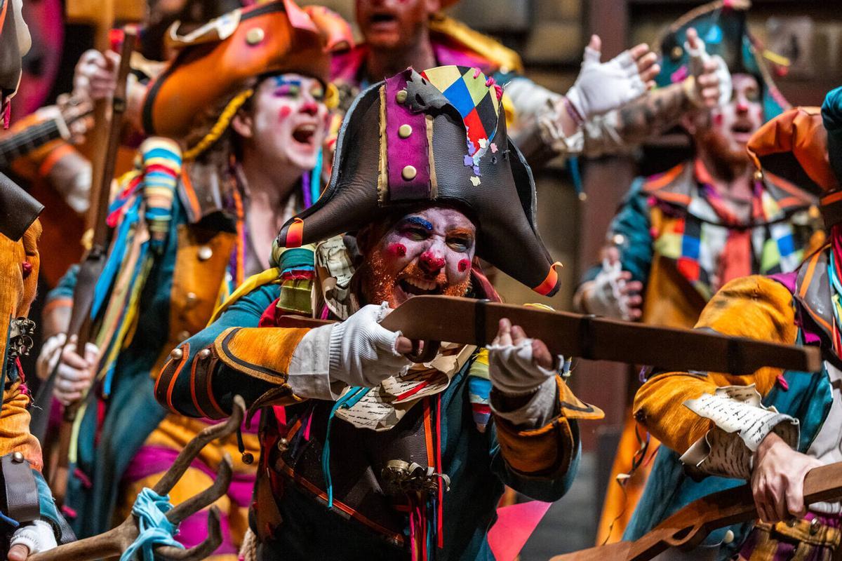 La comparsa Los rebeldes, durante la séptima preliminar del COAC Málaga 2026