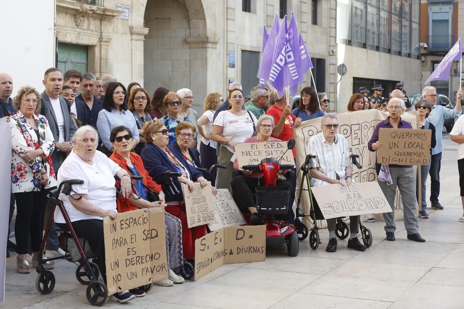 Las protestas por el cierre del centro de día de Plaza América se trasladan al Ayuntamiento de Alicante