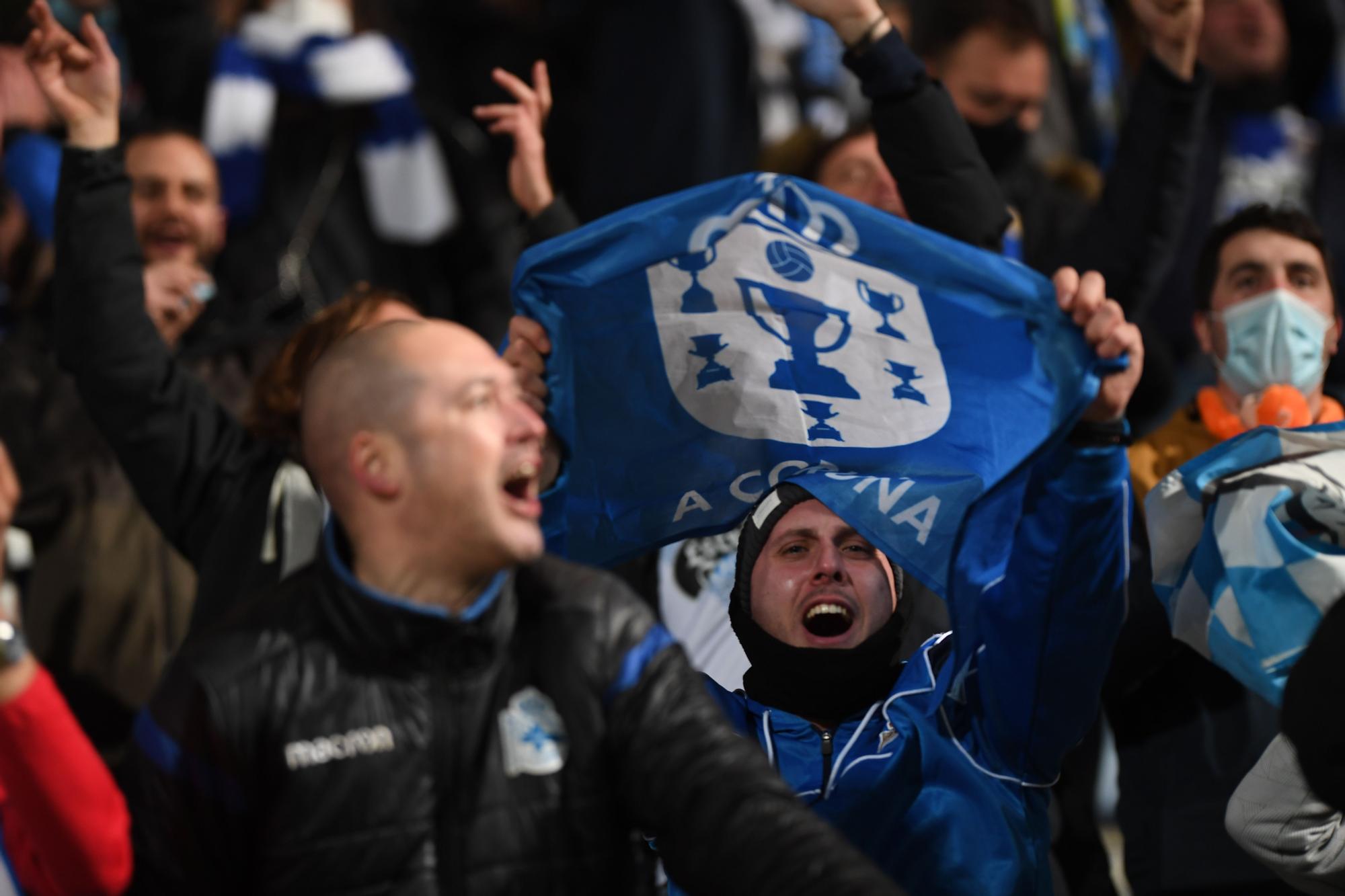 Fiesta blanquiazul en la grada del Reino León tras ganarle 2-3 el Deportivo a la Cultural