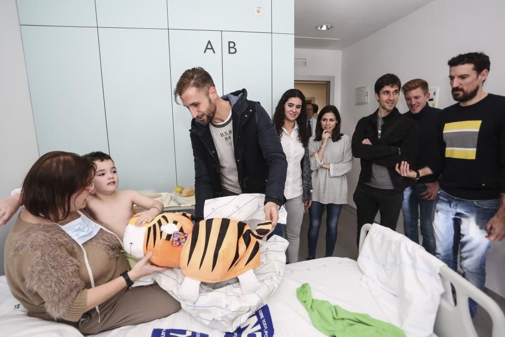 El Real Oviedo y el Oviedo Moderno visitan a los niños enfermos en el HUCA