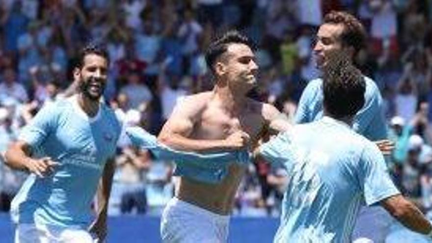 Gregori, autor del tanto del triunfo de la UD Ibiza, corre eufórico y sin camiseta celebrando el gol.