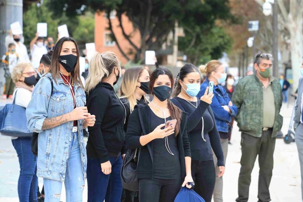 Hosteleros protestan en Cartagena por el cierre de los bares