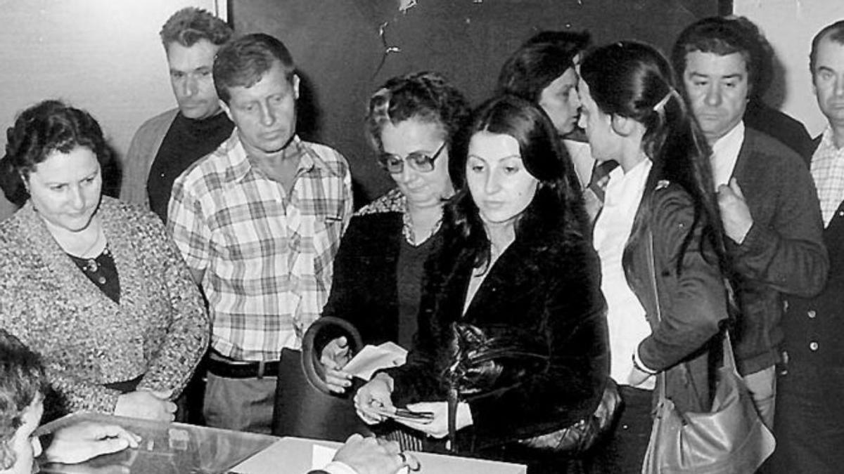 Electores aguardan para votar el 15 de junio de 1977, en un colegio de La Calzada (Gijón)